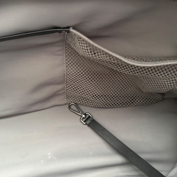 The Away Everywhere Bag in Navy Blue - Picture 4 of 11